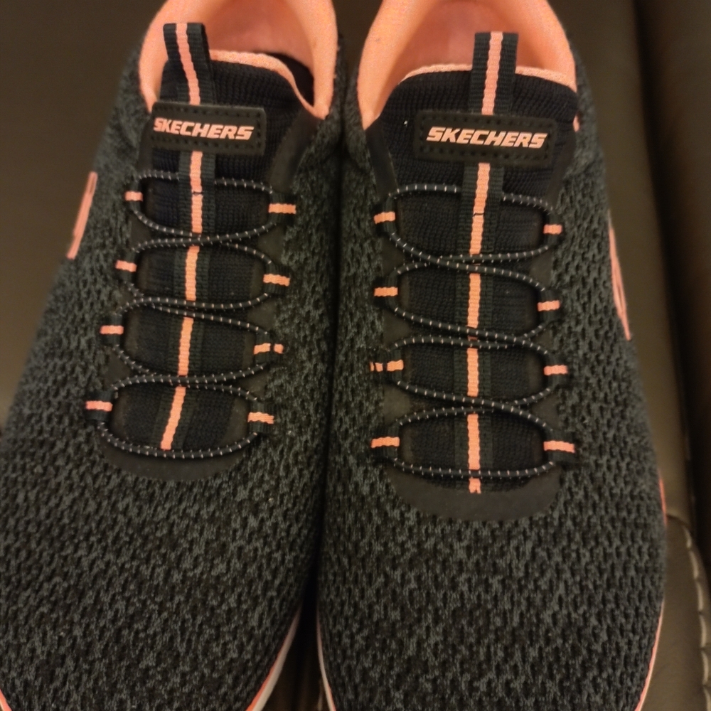 SKECHERS MEMORY FOAM SNEAKERS